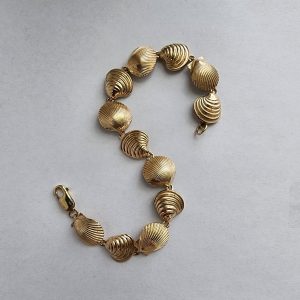 Scallop Shell Bracelet in 14 Karat Yellow Gold