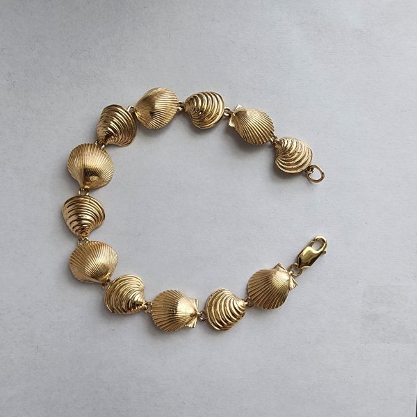 Scallop Shell Bracelet in 14 Karat Yellow Gold - Image 2