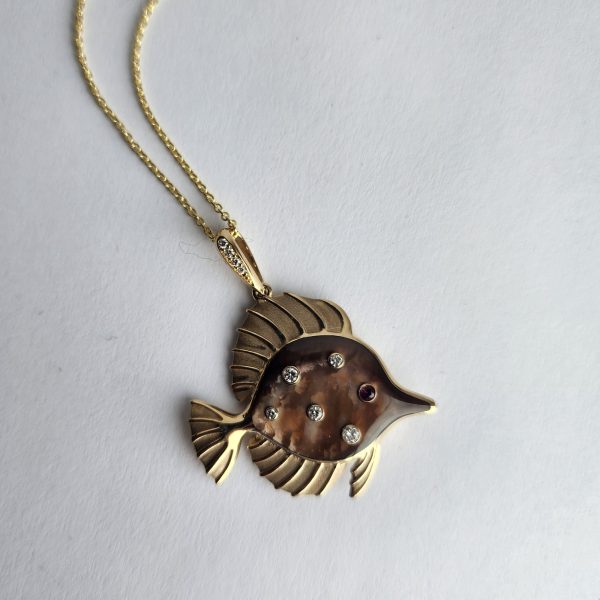 Fish pendant in 14 Karat Gold with Mother of Pearl Inlay - Image 2